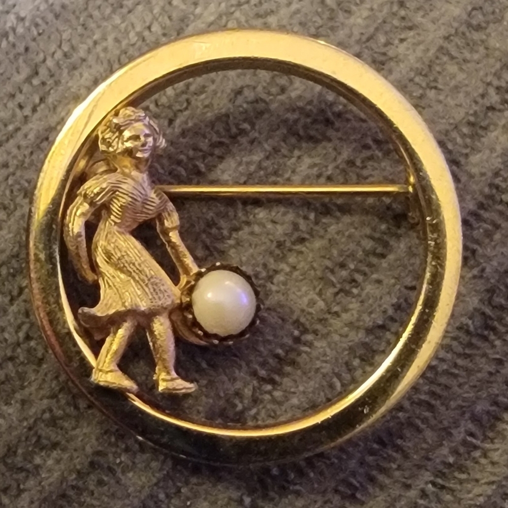 Source Unknown Gold Circle Brooch With Pearl - image 1